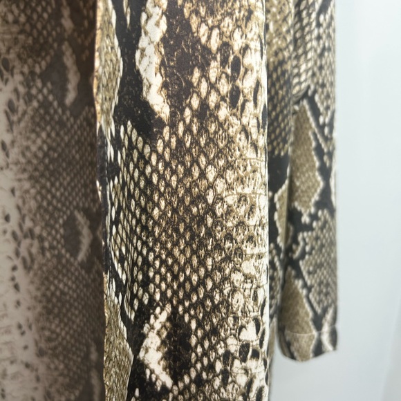 GORGEOUS ANIMAL PRINT KIMONO•OVERSIZED•SILKY FABRIC•NEW WITH TAGS - Picture 7 of 8